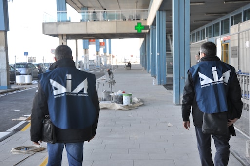 In azione. Un'operazione contro la criminalità organizzata degli agenti della Direzione investigativa antimafia