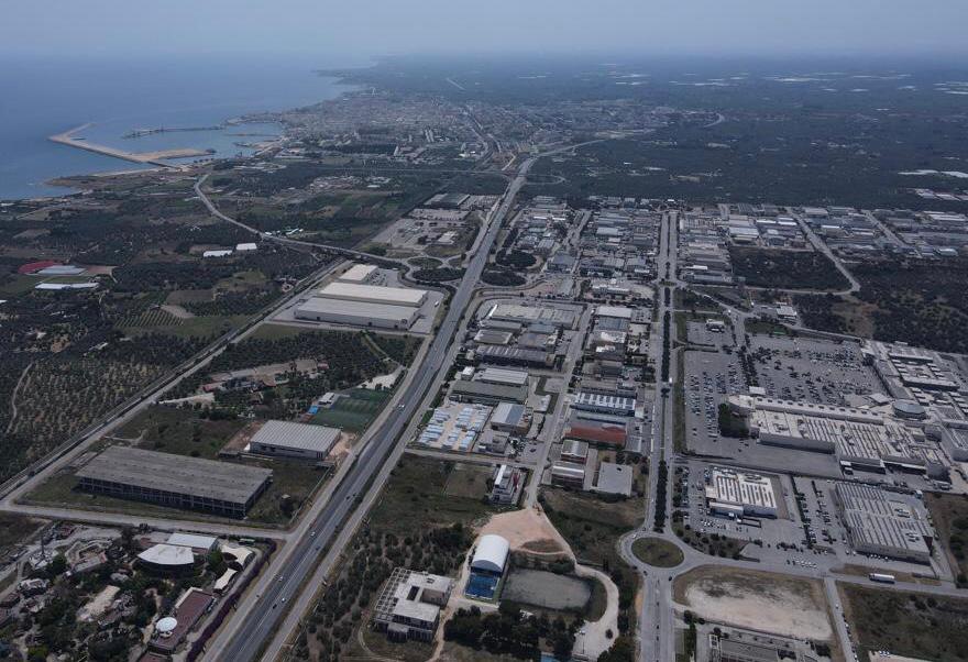 Panoramica. L'area industriale di Molfetta, che rientra nella Zes, e in lontananza il porto 