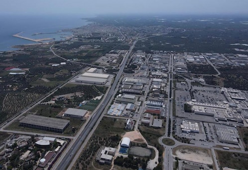 Panoramica. L'area industriale di Molfetta, che rientra nella Zes, e in lontananza il porto