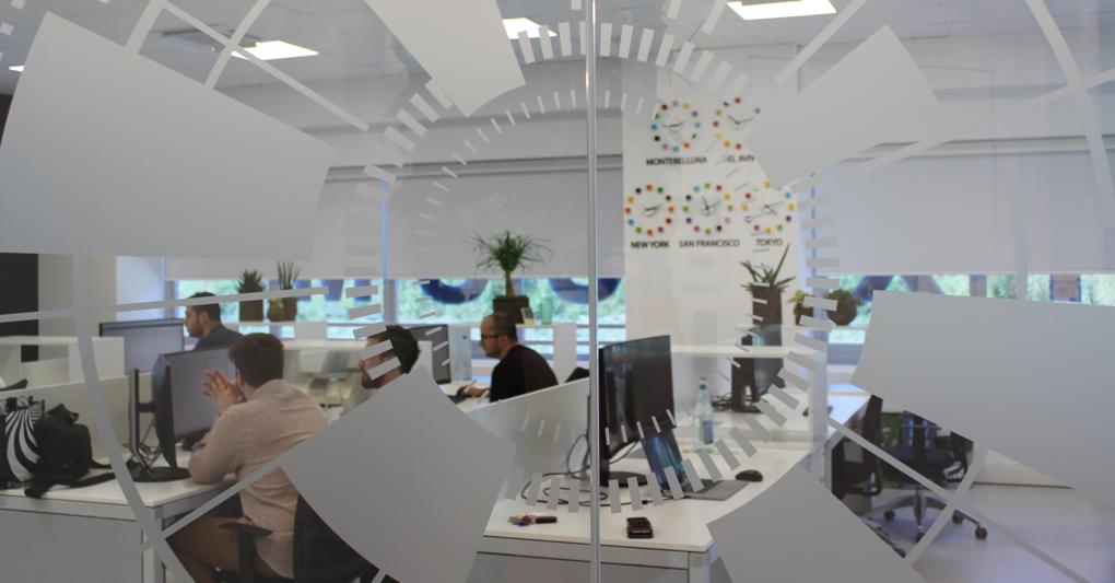  A Montebelluna, Treviso, il team del Cognitive Security Operation Center (YCSOC) di Yarix - società pioniera del settore fondata nel 2001, oggi a capo della divisione Digital Security di Var Group - monitora  su un grande schermo 24 ore su 24 le minacce informatiche 