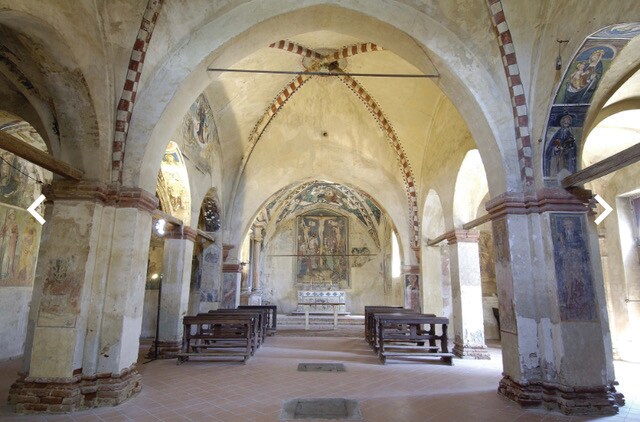 Beni culturali . Sopra la Chiesa di San Sebastiano a Giaveno in provincia di Torino oggetto di uno degli interventi dell'Acri  