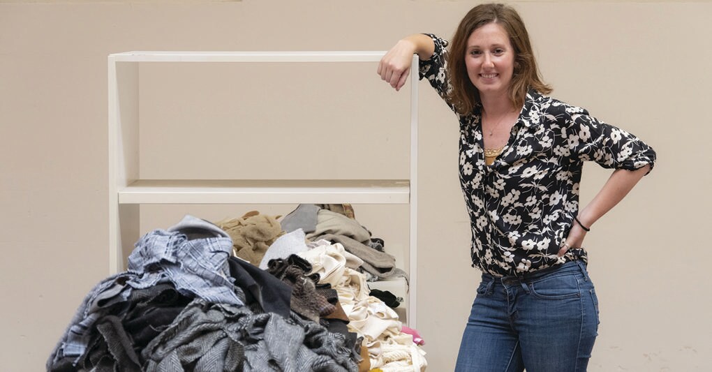 Moda e sostenibilità. L'imprenditrice Giulia De Rossi, alle spalle esperienze di lavoro fra Londra e Giappone. Qui a fianco e sotto alcuni prodotti ottenuti: si va dai pannelli fonoassorbenti a packaging per gioielleria e bottiglie di vino 