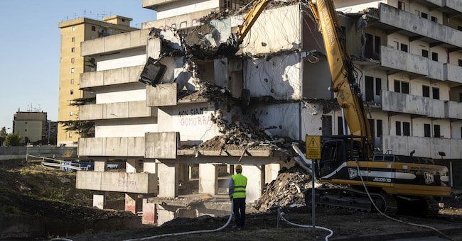 In demolizione. Una fase dell’abbattimento della Vela Verde di Scampia, ritenuta simbolo di Gomorra, nel 2020