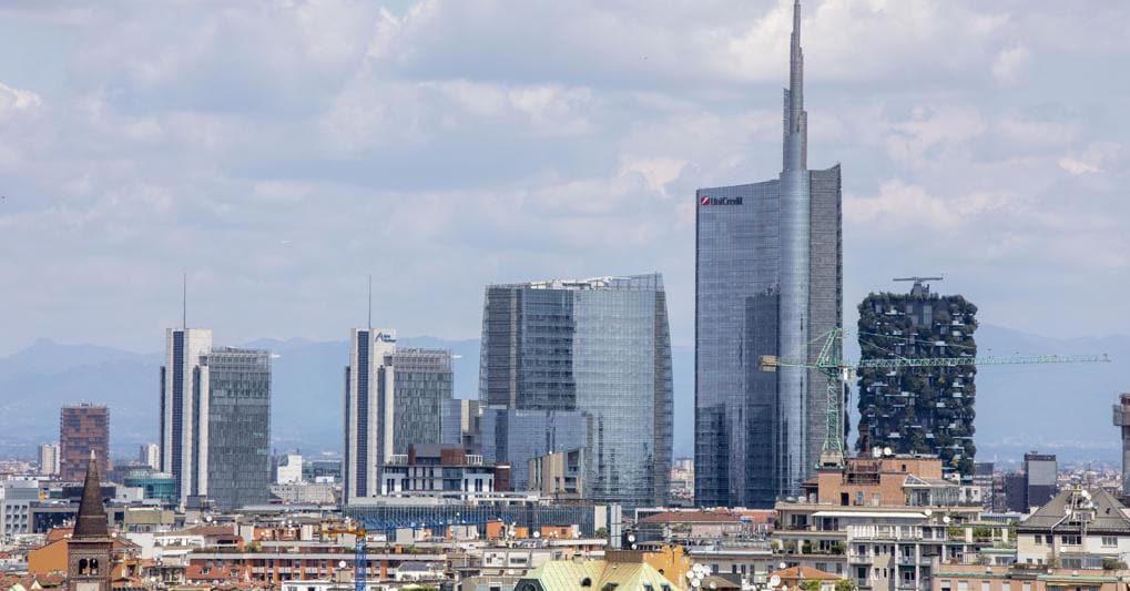 Milano. Nella foto uno skyline di Milano. Tra gli obiettivi del nuovo Pgt quello di rispondere nei prossimi anni alle esigenze di circa 30mila persone realizzando altri 20mila alloggi entro il 2035 