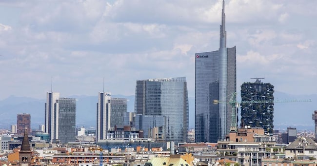 Milano. Nella foto uno skyline di Milano. Tra gli obiettivi del nuovo Pgt quello di rispondere nei prossimi anni alle esigenze di circa 30mila persone realizzando altri 20mila alloggi entro il 2035