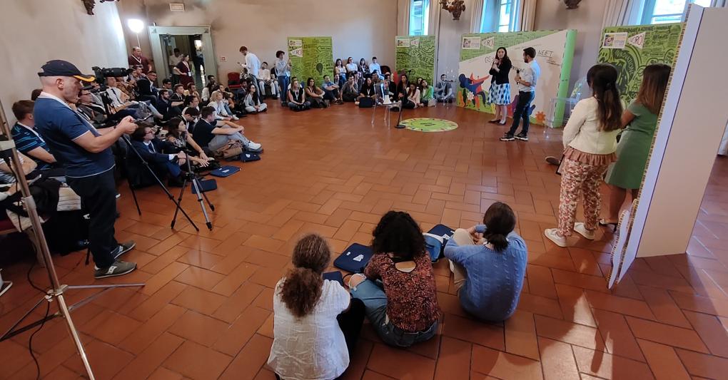 Territorio.Nella foto un momento di condivisione del XIII Forum Giovani Soci BCC. A fianco,    il presidente della Federazione lombarda, Alessandro Azzi, conclude  il Convegno 