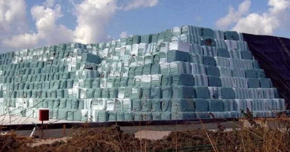  Un sito di stoccaggio dei rifiuti imballati degli anni della grande emergenza 