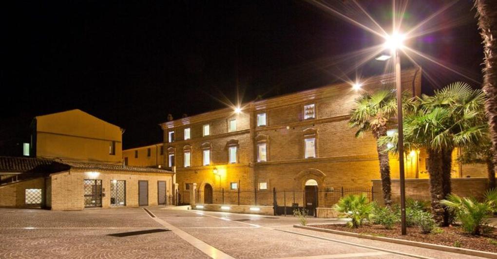La sede. La sede centrale della Banca del PIceno è ad Acquaviva Picena, all’interno di palazzo Sciarra (sinistra). A destra, uno dei soffitti di pregio  