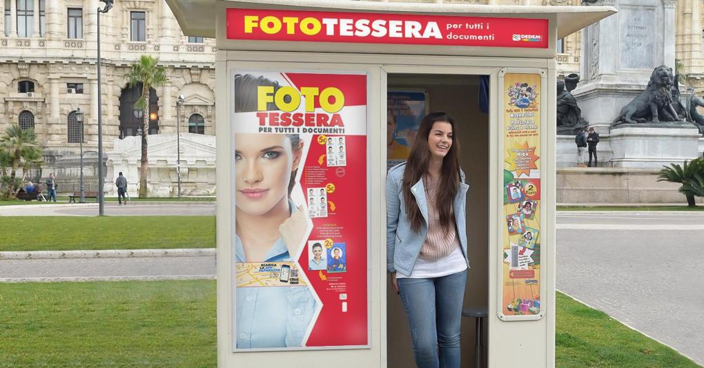 Fototessere e non solo. Dedem, azienda di Ariccia (provincia di Roma),è nota soprattutto per le sue cabine per fototessere che si trovano agli angoli delle strade (circa 4.000 in Italia e 2.200 in Spagna) 