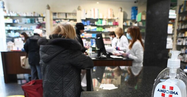 Secondo Federfarma ogni giorno 800mila lombardi entrano in farmacia