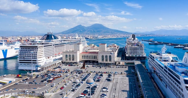 Napoli. Uno scorcio del porto con in primo piano la Stazione Marittima e le navi da crociera