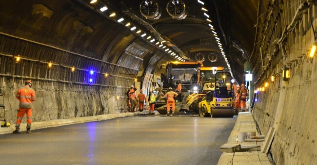 Lavori in corso. Una fase degli interventi di manutenzione e ristrutturazione del tunnel del Monte Bianco