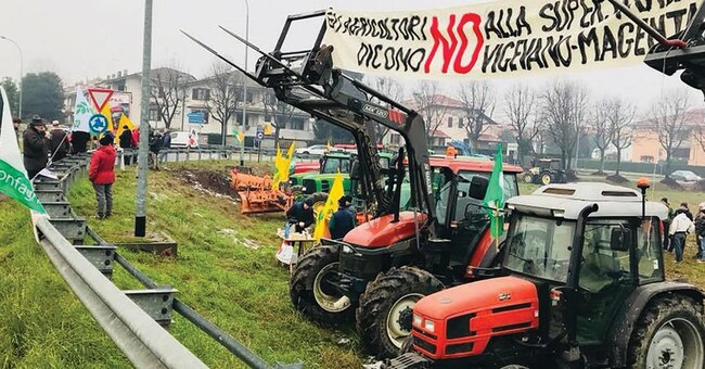 Protesta.  Insieme ai cittadini dei comitati del No, gli agricoltori della provincia di Milano chiedono dunque, ancora una volta, di puntare sulla riqualificazione delle infrastrutture stradali esistenti e sul potenziamento del trasporto su rotaia