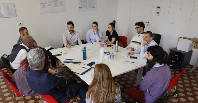 Imi Academy nasce su iniziativa delle imprese del territorio e si è data un metodo che unisce la formazione teorica con la progettualità pratica