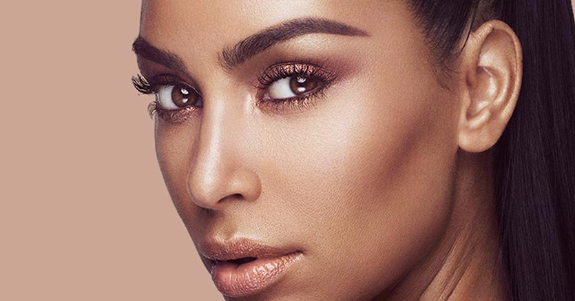 Effetto tridimensionale sul viso di Kim Kardashian grazie alla tecnica del contouring.