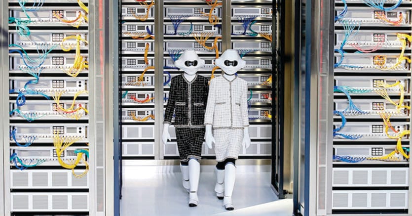 Due modelle con indosso maschere, guanti e parastinchi simili a quelli degli stormtrooper di Star Wars durante la sfilata della collezione prt--porter primavera-estate 2017 di Chanel, il 4 ottobre 2016 a Parigi (AP Photo/Francois Mori)