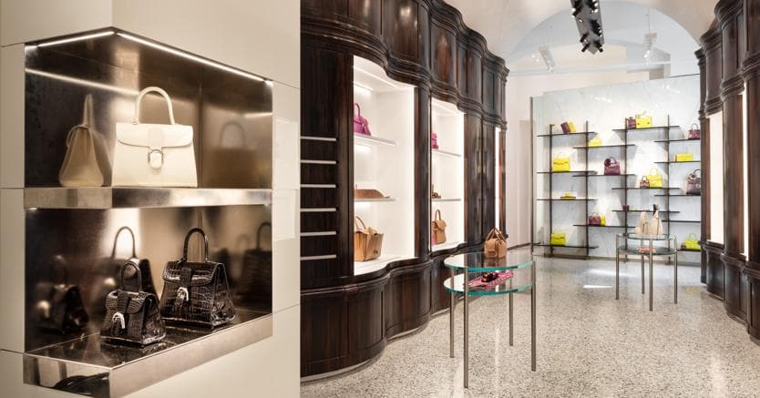L’interno della boutique Delvaux di Milano, ospitata in uno dei più begli edifici di via Bagutta