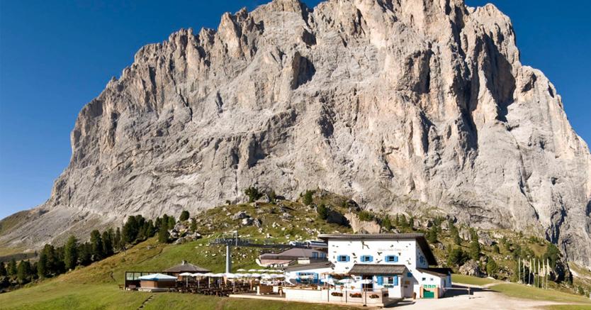 Rifugio Comici. A 2.153 m ai piedi del Sassolungo in Val Gardena si raggiunge dal Passo Sella camminando lungo il sentiero n.526 in 40 minut; oppure con la funivia del Sella o da Plan de Gralba