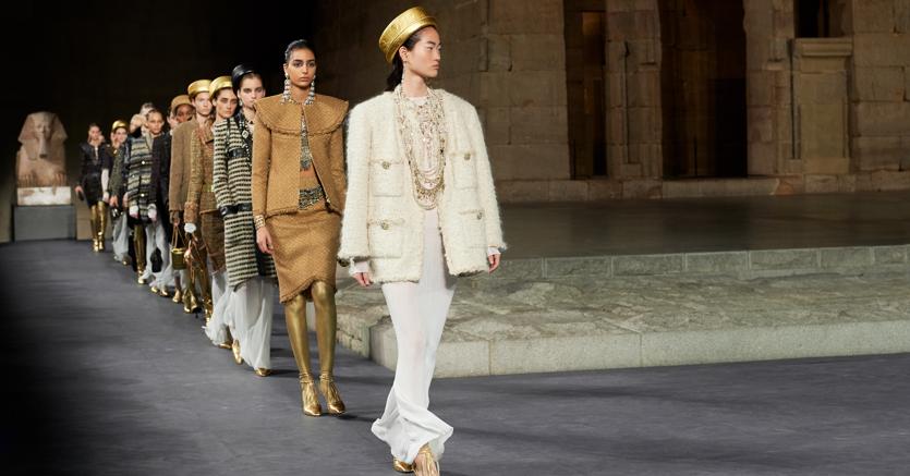 A New York. Un momento della sfilata della collezione Chanel «cruise 2019» al Metropolitan Museum di Manhattan