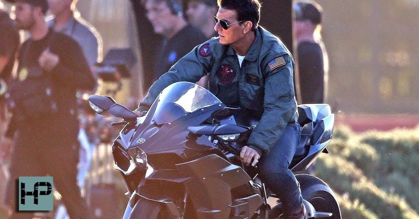 Tom Cruise sul set del sequel di  Top Gun, film del 1986 che lo rese famoso. Per il pilota di jet che interpreta, Aviator oggi come allora