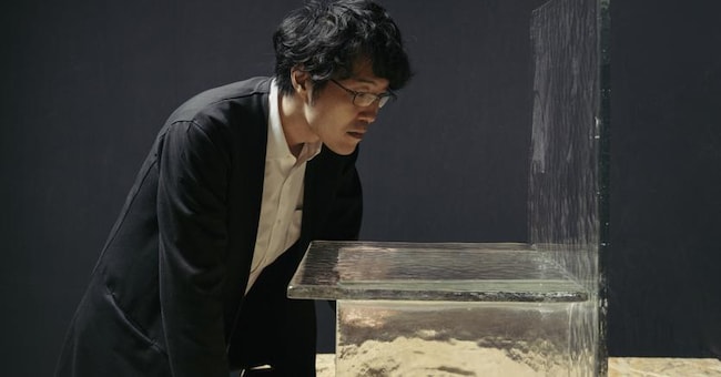 Oki Sato, fondatore e chief designer di Nendo con un pezzo della collezione Melt per WonderGlass  