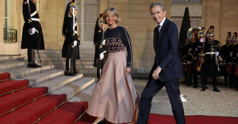 Bernard Arnault e la consorte Helene Mercier-Arnault invitati a cena all'Eliseo due settimane fa (Afp)