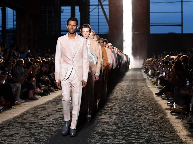 Da Armani a Versace, la creatività italiana diventa concretezza - Il Sole  24 ORE