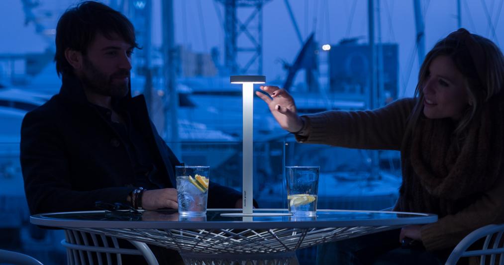 Davide Groppi ha ideato la lampada Tetatet (nella foto) e la Miss, entrambe scelte dallo studio Artec3 per il progetto di illuminazione del ristorante OneOcean Club di Barcellona 