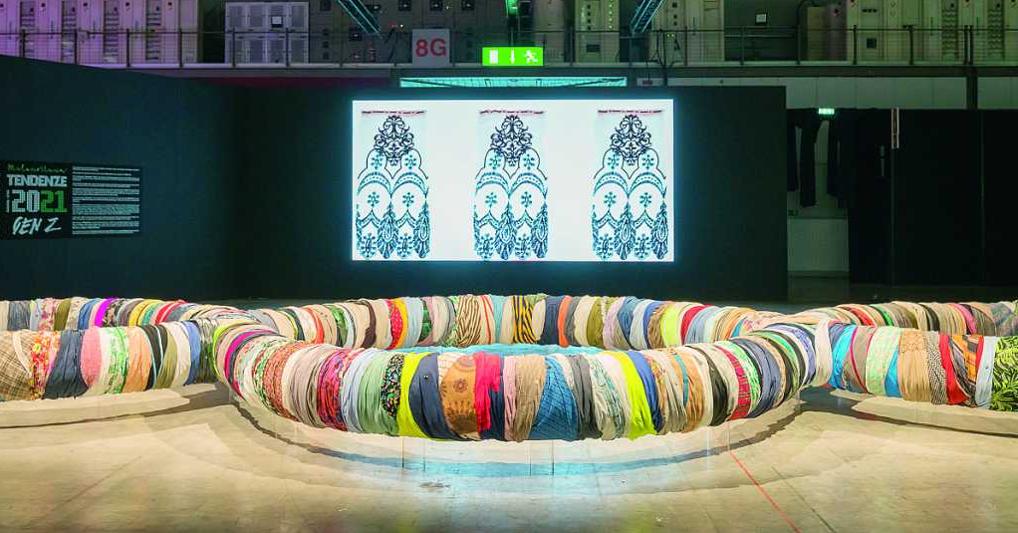 L'opera di Michelangelo Pistoletto «Terzo paradiso per la sostenibilità della moda», realizzata utilizzando tessuti sostenibili delle aziende presenti a Milano Unica 