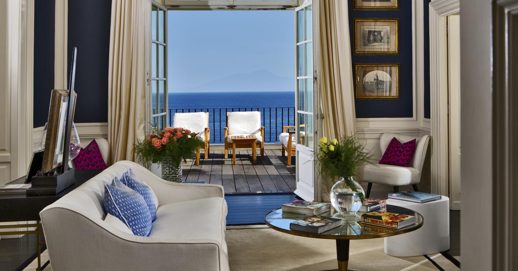 JK Place Capri. Ha dimensioni di una residenza e posizione da panorama perfetto. È uno dei pochissimi hotel dell'isola con accesso diretto alla spiaggia 