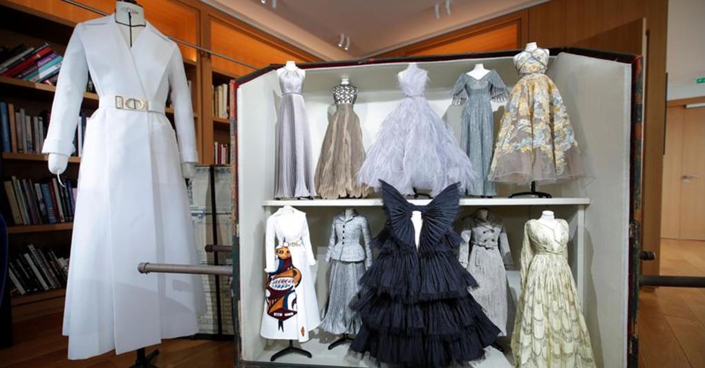 Alta moda digitale con Schiaparelli (gli schizzi), Dior (i busti nel ...
