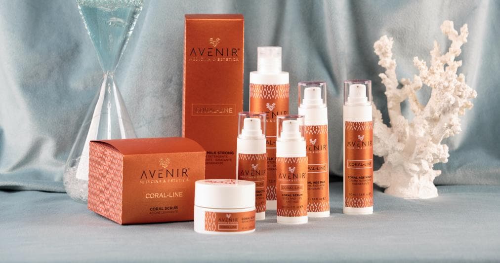 Coral-Line by Avenir. Una linea che raccoglie tutti i benefici di una preziosa alga corallina per sieri, creme e scrub. Una linea naturale ricca di attivi e antiossidanti, oligoelementi, acido ialuronico e vitamine 