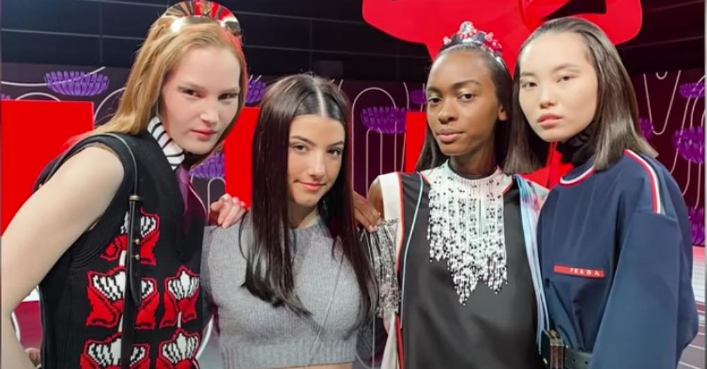 Charli D’Amelio, star di TikTok, con delle modelle della sfilata Prada AI 20-21 