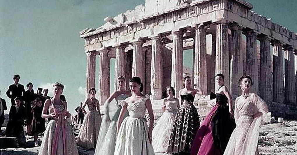 La presentazione della collezione Christian Dior ad Atene nel 1951 