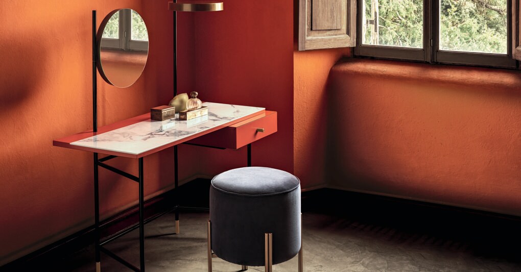 La coiffeuse Vanity di Bontempi, design Solido Studio, con specchio, lampada e piano in marmo 