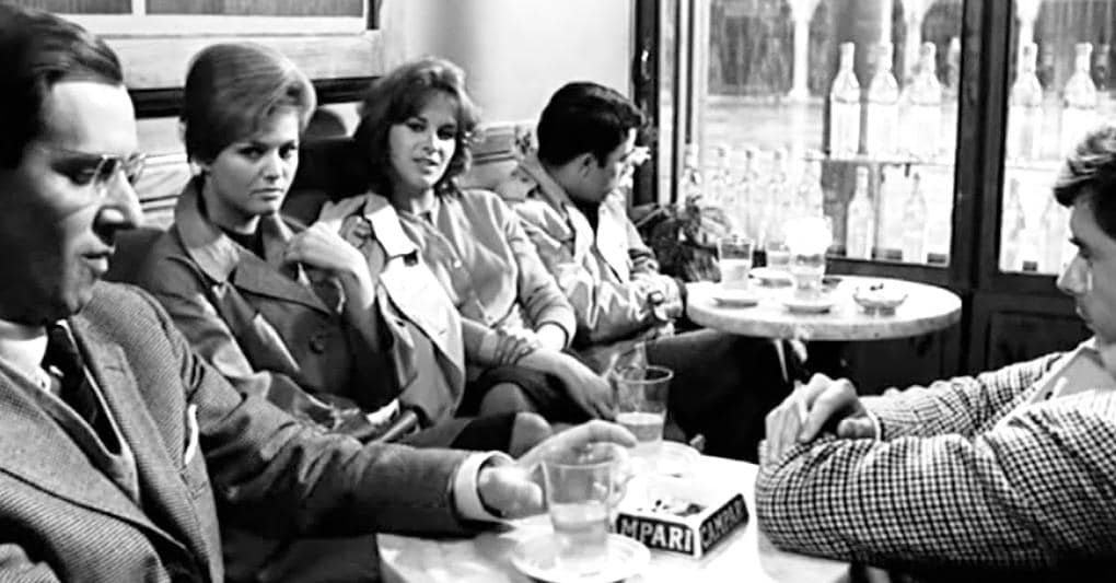 Al Caffè Meletti di Ascoli Piceno una delle scene più famose del film “I Delfini” di Citto Maselli, con Claudia 