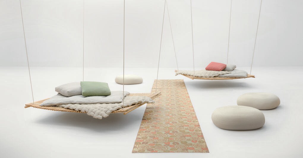 Shibui di Paola Lenti: disegnata da Francesco Rota con struttura in metallo e piano in bacchette di bambù legate da cinghie in iuta, è sostenuta da corde in acciaio rivestite in lino 