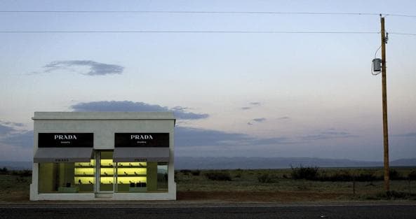 Prada Marfa, la boutique-installazione nel deserto del Texas che non ha mai  aperto - Il Sole 24 ORE