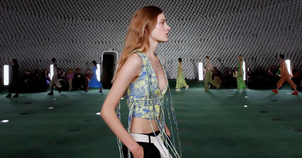 Un look Stella McCartney PE 2022 