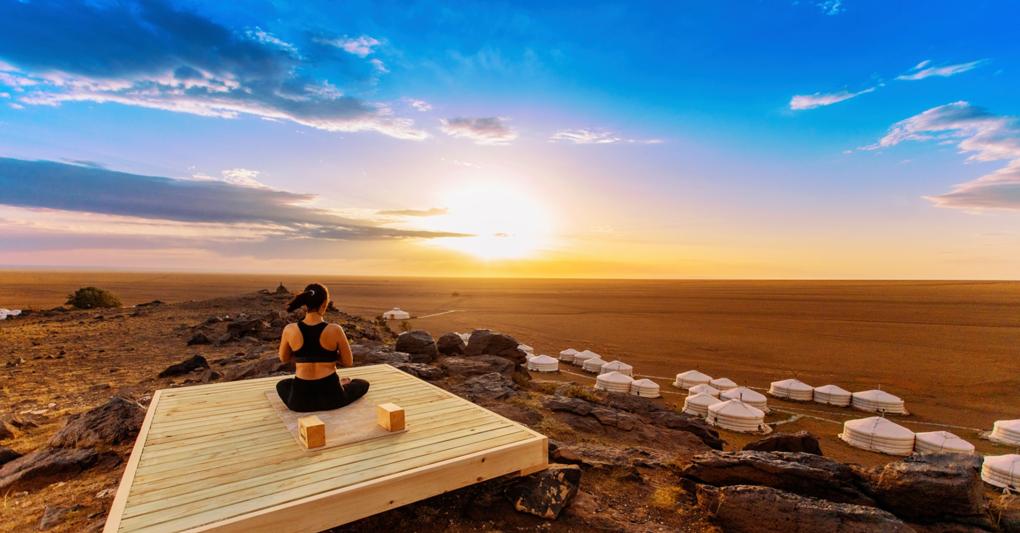 Yoga al Three Camel Lodge nel deserto del Gobi, in Mongolia. 