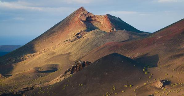 Viaggio a Lanzarote, isola austera e poetica tra i vulcani dove la  primavera è eterna - Il Sole 24 ORE