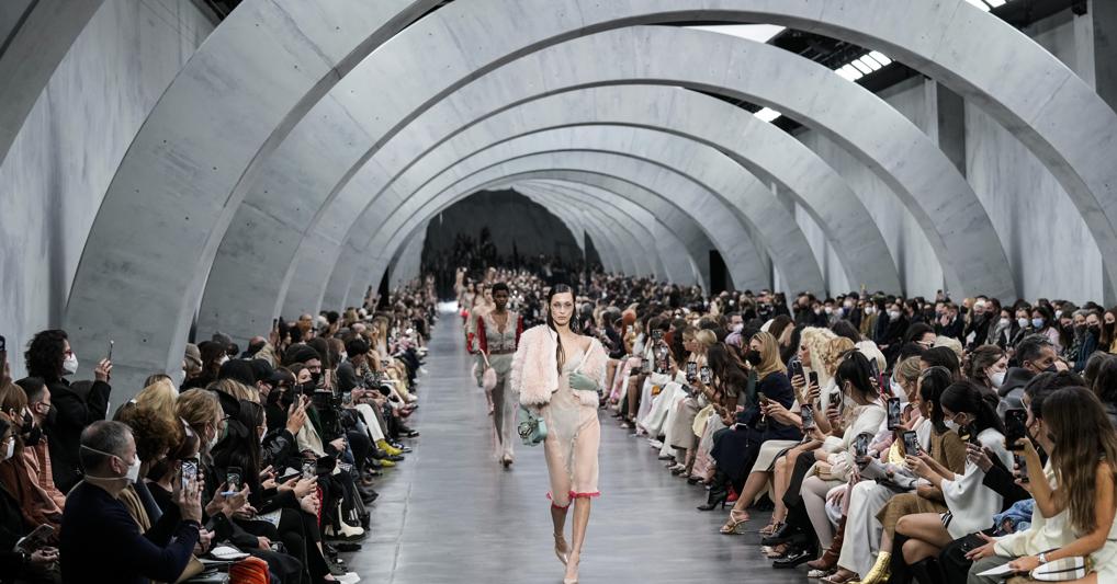 Bella Hadid in passerella per Fendi 