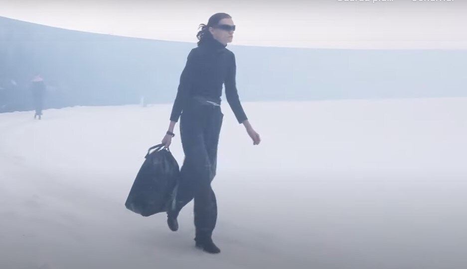 Un frame del video della sfilata Balenciaga AI 22-23 