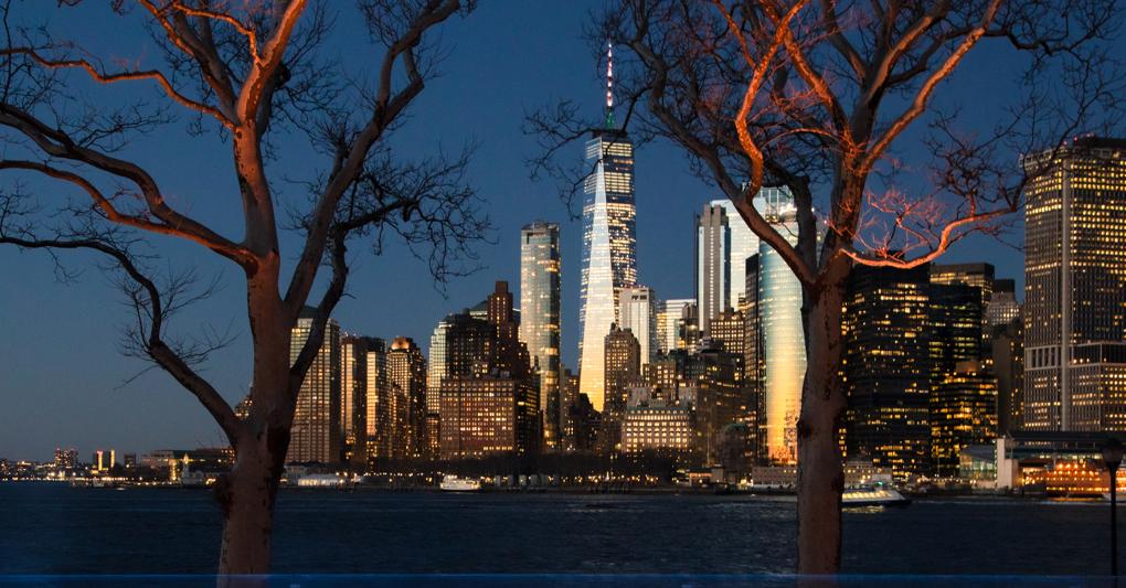  Qc NY si trova a Governors Island con vista sullo skyline dei grattacieli di Manhattan 