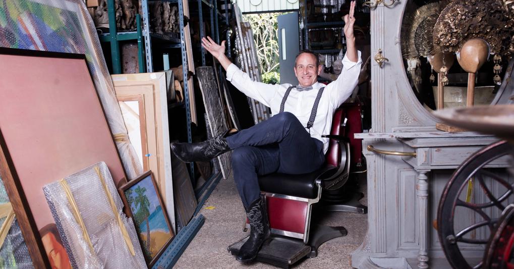 Bill Bensley, architetto, paesaggista, artista, giardiniere, è stato definito da Vanity Fair Usa «il più pazzo dei più saggi designer». Progetta per i più importanti gruppi alberghieri internazionali, da Oberoi a Mandarin Oriental, da Rosewood a Four Seasons a Capella.  