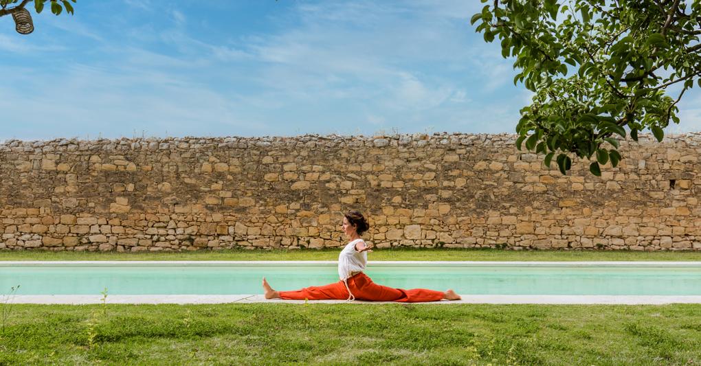 Yoga a bordo piscina nel Baglio Occhipinti di Vittoria, in provincia di Ragusa 