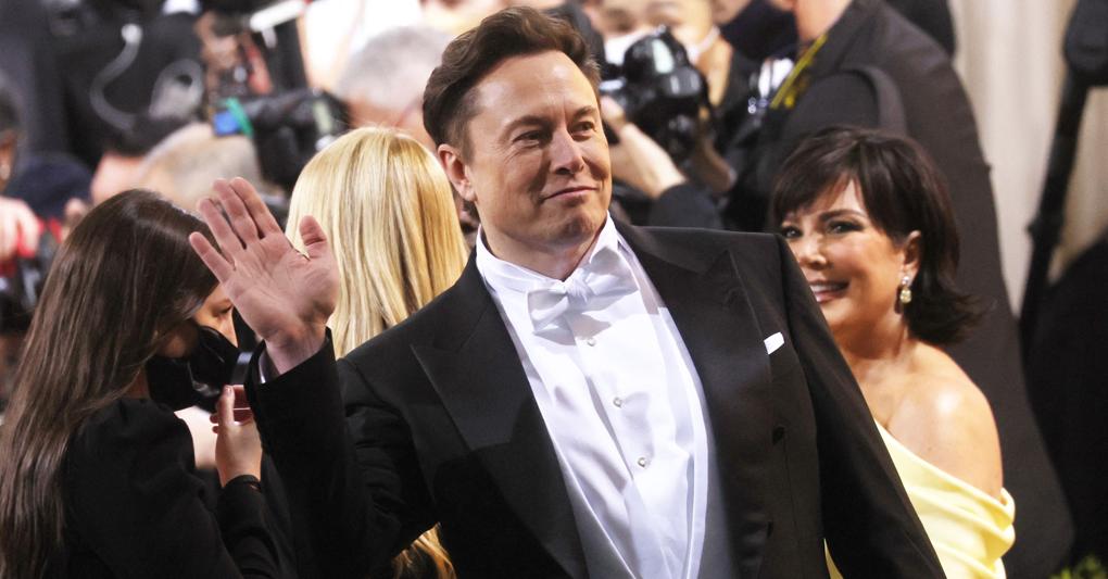 Elon Musk arriva al Met Gala (Reuters) 