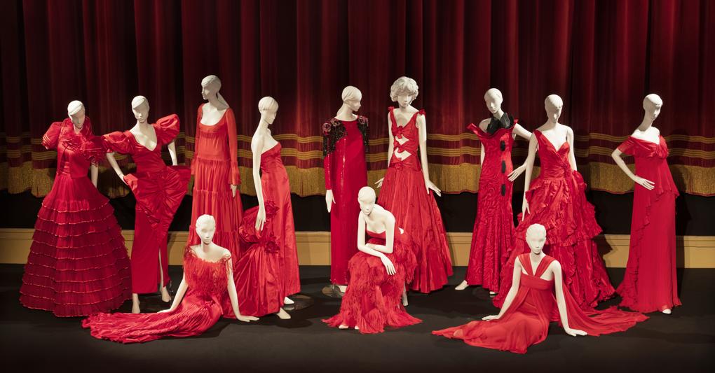 L’installazione dedicata al Rosso Valentino sul palco del Teatro Sociale di Voghera  