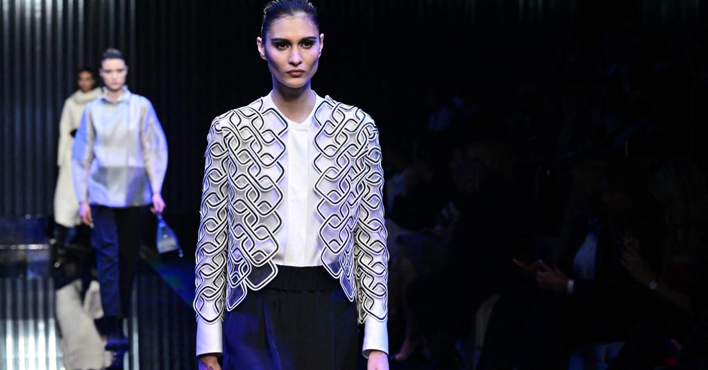 A settembre. A Milano tornano le fiere di pelletteria e calzature e le sfilate. Qui sopra, quella di febbraio di Giorgio Armani, della collezione autunno-inverno 2022-23 