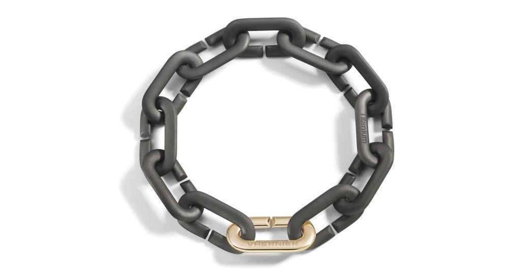 Novità. Il bracciale Mon Jeu, con maglie in titanio e oro rosa, combinabili a piacere, e i nuovi orecchini Aladdin, in oro rosa e giada 